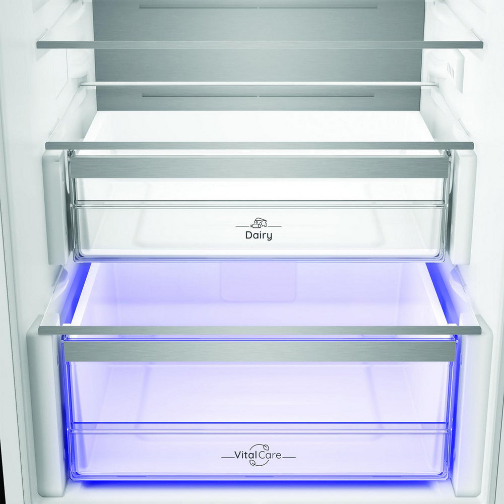 Hotpoint HPK25292B4UK 70/30 Dual No Frost Integrated Fridge Freezer with VitalCare White